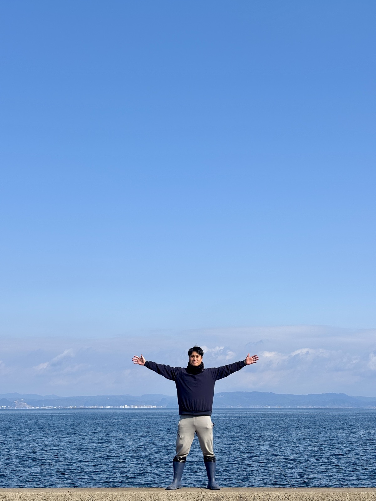 SATSUMA BASE 代表 新地貴浩（鹿児島の海辺にて）